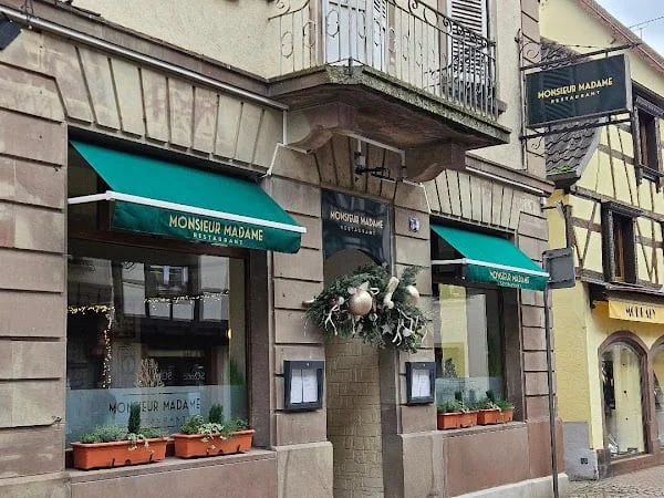 La devanture de Monsieur Madame et ses auvents verts