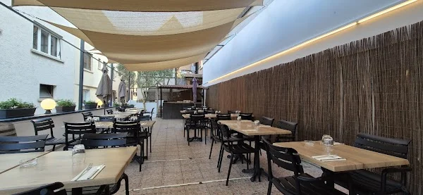 La terrasse en journée sous les voiles