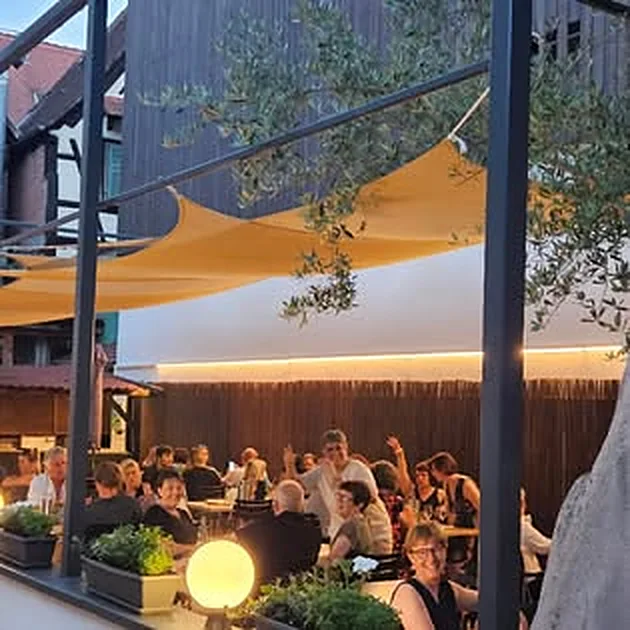 La terrasse pleine un soir d'été