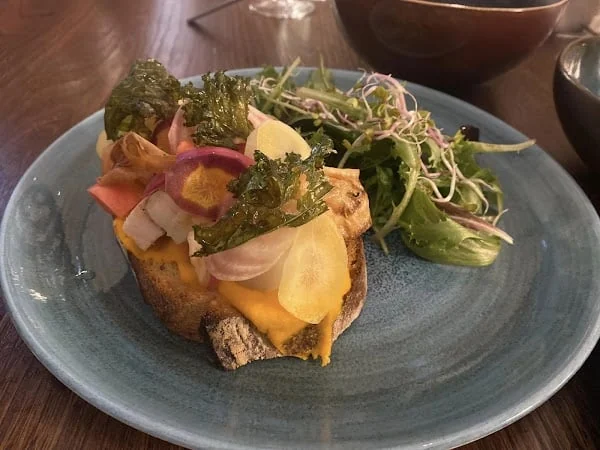 Une assiette du restaurant : tartine de légumes de saison et salade