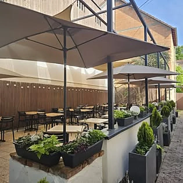 Tables dressées sur la terrasse